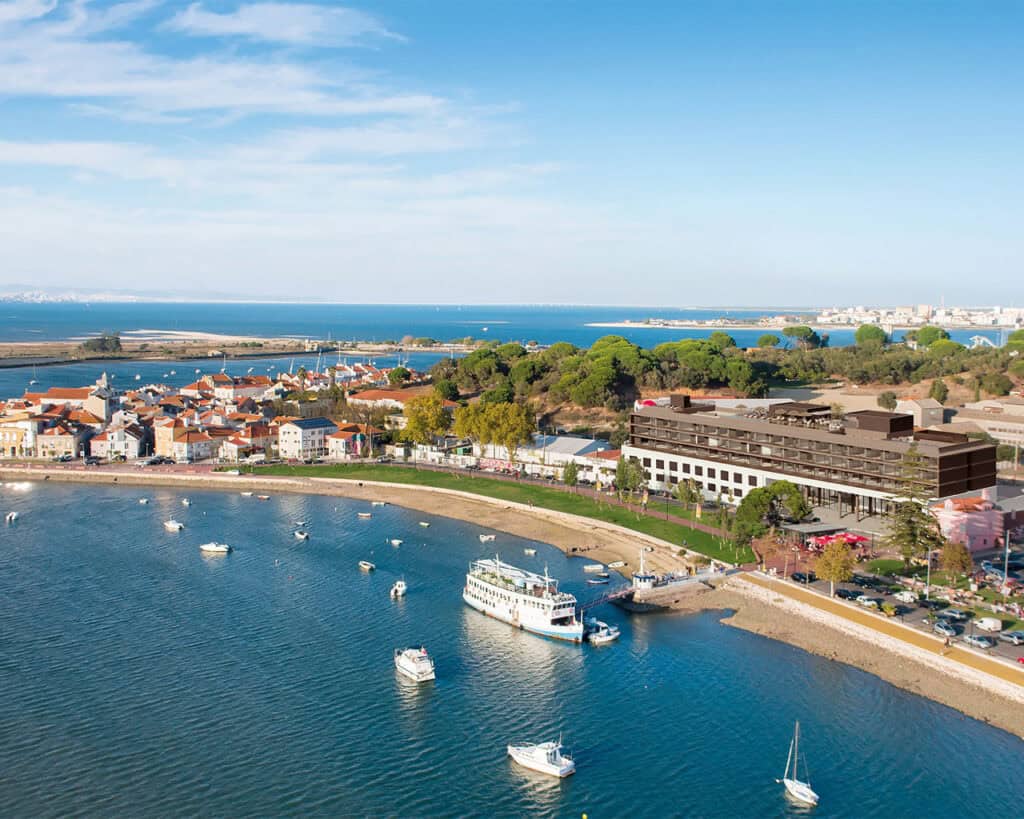 Vista aérea de uma zona costeira em Portugal – investir em imóveis Portugal 2026